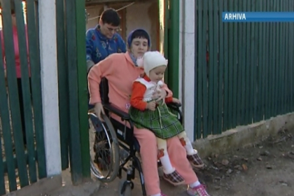 DARUIESTI SI CASTIGI. De patru ani viata lor este altfel. Cum se descurca fetita crescuta de mama tintuita la pat DARUIESTI SI CASTIGI. De patru ani viata lor este altfel. Cum se descurca fetita crescuta de mama tintuita la pat