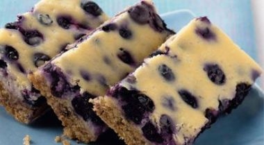Cheesecake cu lamaie si coacaze negre pentru diabetici Cheesecake cu lamaie si coacaze negre pentru diabetici