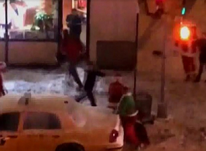Scandal la New York. Momentul in care un grup de barbati costumati in Mos Craciun s-au luat la bataie