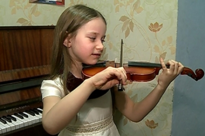 Daruiesti si Castigi. Bianca, "Fetita cu cociolata" a sustinut primul concert din viata sa