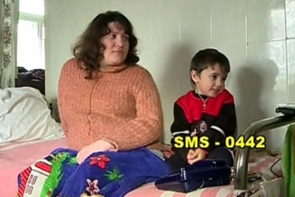 Daruiesti si Castigi. Femeia paralizata din Mingir, care creste singura un copil, are parte zilnic de surprize