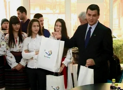 Elevii de la liceul Lucian Blaga din Tiraspol l-au colindat pe ambasadorul Romaniei: "Am venit sa le multumim"