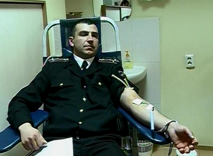 Zeci de politisti au donat SANGE de Craciun: "Dorim ca societatea sa aiba incredere in noi" Zeci de politisti au donat SANGE de Craciun: "Dorim ca societatea sa aiba incredere in noi"