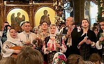 Zeci de enoriasi s-au adunat la biserica la slujba de Craciun. Ce daruri au primit crestinii dupa liturghie