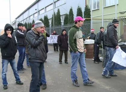 Protestele cu metal de la Parlment s-au mutat la "Metalferos": Le-am adus fier ca sa aiba bani pentru cadouri Protestele cu metal de la Parlment s-au mutat la "Metalferos": Le-am adus fier ca sa aiba bani pentru cadouri