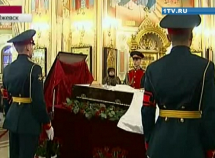 Mii de persoane si-au luat ramas bun de la Mihail Kalashnikov: Sicriul, depus la catedrala din orasul sau natal Mii de persoane si-au luat ramas bun de la Mihail Kalashnikov: Sicriul, depus la catedrala din orasul sau natal