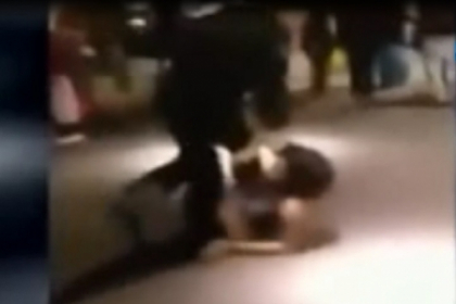 Scene de GROAZA intr-un mall din New York. Momentul in care un grup de adolescenti bat cumparatorii Scene de GROAZA intr-un mall din New York. Momentul in care un grup de adolescenti bat cumparatorii