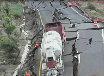Imagini INCREDIBILE in Mexic. Momentul in care o autostrada s-a prabusit, scufundandu-se in mare