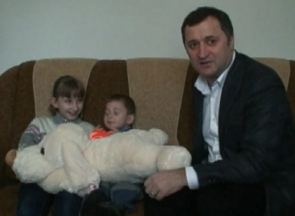 In vizita la Victoria: Ce daruri a primit eroina campaniei Daruiesti si Castigi de la fostul premier Vlad Filat