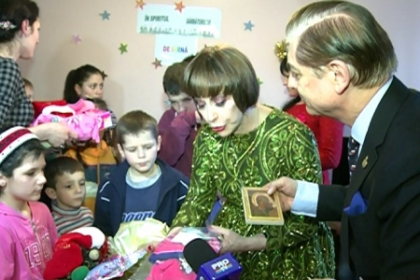 Colinde moderne pentru printul Paul. Ce daruri au primit micutii de la un centru de plasament de la cuplul regal