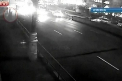 Imagini socante pe o strada din Moscova. Moartea a trecut milimetric pe langa aceasta femeie Imagini socante pe o strada din Moscova. Moartea a trecut milimetric pe langa aceasta femeie
