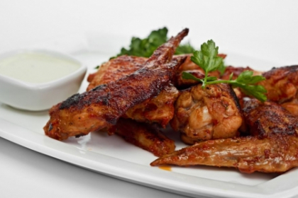 Cum sa mananci aripioarele de pui la restaurant, fara sa te faci de ras Cum sa mananci aripioarele de pui la restaurant, fara sa te faci de ras