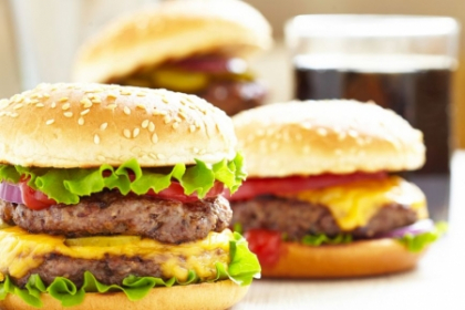Ce trucuri folosesc restaurantele fast-food pentru a ne face sa mancam mai mult Ce trucuri folosesc restaurantele fast-food pentru a ne face sa mancam mai mult