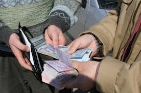 O femeie din capitala a apelat la o GRUPARE CRIMINALA pentru a-si santaja sotul