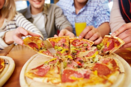 Cine iti saboteaza dieta? Ce mancam e dictat de norme sociale, sustine un nou studiu Cine iti saboteaza dieta? Ce mancam e dictat de norme sociale, sustine un nou studiu