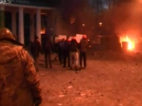 Protestele VIOLENTE continua la Kiev. Manifestantii se confrunta cu autoritatile: Cativa politisti, INCENDIATI Protestele VIOLENTE continua la Kiev. Manifestantii se confrunta cu autoritatile: Cativa politisti, INCENDIATI