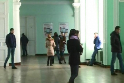 "Platim multi bani, dar degeaba". Studentii de la Drept, USM ingheata la ore: Nu putem nici scrie