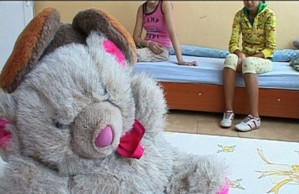 Cele 2 fetite din Cahul care au inghetat in propria casa, cazate intr-un centru de plasament. "Nu le este dor" Cele 2 fetite din Cahul care au inghetat in propria casa, cazate intr-un centru de plasament. "Nu le este dor"