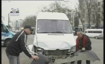 Un microbuz plin cu pasageri s-a lovit cu o Toyota intr-o intersectie din sectorul Botanica Un microbuz plin cu pasageri s-a lovit cu o Toyota intr-o intersectie din sectorul Botanica