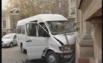 Un microbuz de ruta, cu pasageri la bord, a intrat in cladirea Teatrului Eminescu Un microbuz de ruta, cu pasageri la bord, a intrat in cladirea Teatrului Eminescu