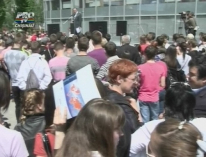 Scandal in loc de dezbateri. Duelul Chirtoaca-Dodon, dominat de certuri electorale Scandal in loc de dezbateri. Duelul Chirtoaca-Dodon, dominat de certuri electorale