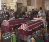 Copiii care au ars de vii in casa lor au fost inmormantati alaturi de tatal lor Copiii care au ars de vii in casa lor au fost inmormantati alaturi de tatal lor