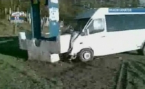 A incercat sa evite o sina de tren si s-a izbit intr-un pilon pe care scria "Drum Bun" A incercat sa evite o sina de tren si s-a izbit intr-un pilon pe care scria "Drum Bun"