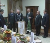 Mihai Ghimpu a primit de ziua sa un topor cu care sa lupte cu comunistii si un calendar cu 12 fete Mihai Ghimpu a primit de ziua sa un topor cu care sa lupte cu comunistii si un calendar cu 12 fete
