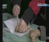 La doar 5 ani invata sa scrie si sa manance cu picioarele, pentru ca nu are mani La doar 5 ani invata sa scrie si sa manance cu picioarele, pentru ca nu are mani