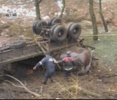 Un camion plin cu deseuri de sfecla de zahar s-a rasturnat