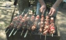 Gratarele pline de carne au sfarait a doua zi de Paste Gratarele pline de carne au sfarait a doua zi de Paste