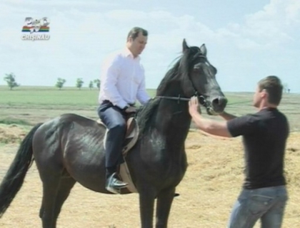 Vlad Filat a calarit calul lui VORONIN si a dat mana cu Formuzal. Vezi premierul in vizita in Gagauzia