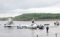 Un avion AN-24 a aterizat fortat pe un rau din Siberia. Cel putin trei persoane au murit Un avion AN-24 a aterizat fortat pe un rau din Siberia. Cel putin trei persoane au murit