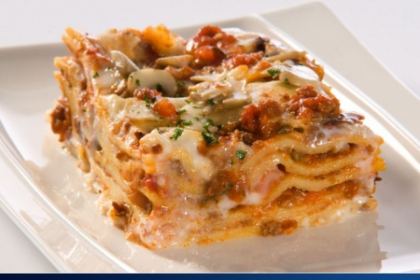 Lasagna cu sos Bolognese si ciuperci Lasagna cu sos Bolognese si ciuperci