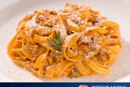 Tagliatelle in sos de parmezan Tagliatelle in sos de parmezan