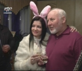 De ziua sa, Gheorghe Urschi a primit doua iepuroaice. Una dintre ele a fost in persoana Marianei Mihaila De ziua sa, Gheorghe Urschi a primit doua iepuroaice. Una dintre ele a fost in persoana Marianei Mihaila
