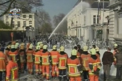 Protest cu spuma in fata Consiliului Eropean de la Bruxelles Protest cu spuma in fata Consiliului Eropean de la Bruxelles