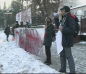 Mai multi tineri au protestat in fata ambasadei Belarusului la Chisinau