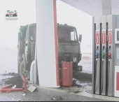 Un camion a intrat intr-o benzinarie de langa Suruceni Un camion a intrat intr-o benzinarie de langa Suruceni