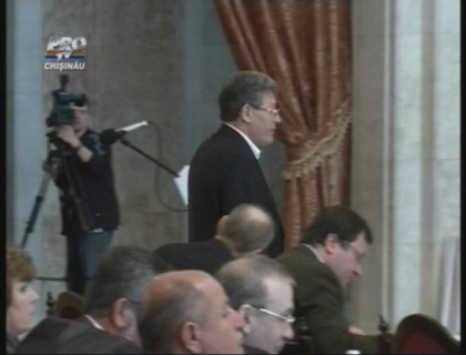 Scandal in Parlament. Comunistii au insistat ca Ghimpu sa fie exclus din sala de sedinte Scandal in Parlament. Comunistii au insistat ca Ghimpu sa fie exclus din sala de sedinte