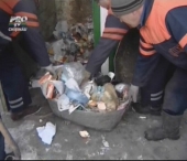 Demn de secolul 21. Gunoiul este evacuat cu mana de catre angajatii de la salubritate Demn de secolul 21. Gunoiul este evacuat cu mana de catre angajatii de la salubritate