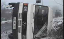 Un microbuz cu pasageri s-a rasturnat pe o strada din Causeni Un microbuz cu pasageri s-a rasturnat pe o strada din Causeni