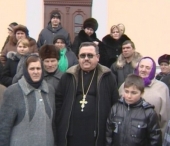 Zeci de enoriasi de la Cojusna au cerut repunerea la parohie a preotului Chiril Damian Zeci de enoriasi de la Cojusna au cerut repunerea la parohie a preotului Chiril Damian