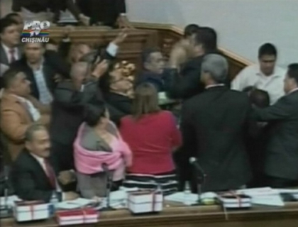 Daca la noi se trag de ureche, in Venezuela parlamentarii isi dau pumni dea binelea Daca la noi se trag de ureche, in Venezuela parlamentarii isi dau pumni dea binelea