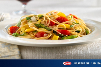 Spaghete din cereale integrale cu legume proaspete