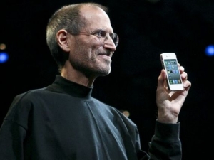 Rivalitate fara margini. Cum a folosit Samsung inclusiv moartea lui Steve Jobs in favoarea sa, in batalia cu Apple Rivalitate fara margini. Cum a folosit Samsung inclusiv moartea lui Steve Jobs in favoarea sa, in batalia cu Apple