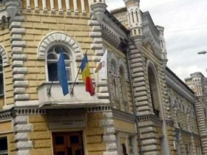 Protest la primarie. Un grup de oameni cer ca o firma de constructii sa le dea bani inapoi: "Primaria este vinovata"
