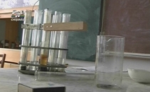 Facea rachiu in laboratorul de chimie Facea rachiu in laboratorul de chimie