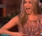Jennifer Aniston incearca vibratorul pentru sani, in direct la TV Jennifer Aniston incearca vibratorul pentru sani, in direct la TV