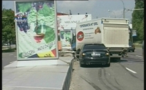Accident pe viaduct. Un Mercedes a intrat intr-un camion. VIDEO